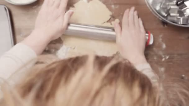 一歩一歩 ベーキングのホリデー シーズン クリスマスの砂糖クッキー — ストック動画