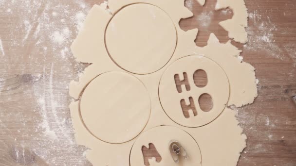 一歩一歩 ベーキングのホリデー シーズン クリスマスの砂糖クッキー — ストック動画
