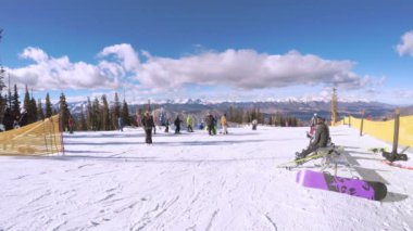 Colorado, ABD-ö. 2 Aralık 2017. POV bir bakış açısı. Kayak Colorado Rockies erken kayak sezonu.