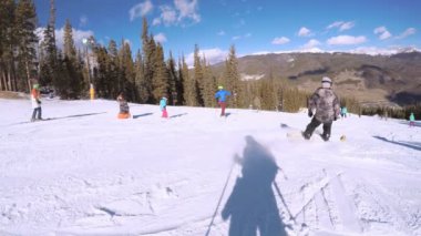 Colorado, ABD-ö. 2 Aralık 2017. POV bir bakış açısı. Kayak Colorado Rockies erken kayak sezonu.