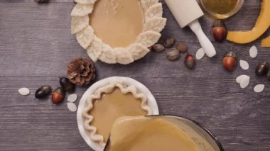 Adım adım. Pişirme ev yapımı kabak pasta için şükran günü yemeği.