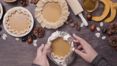 Adım adım. Pişirme ev yapımı kabak pasta için şükran günü yemeği.