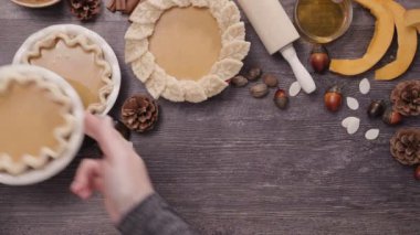 Adım adım. Pişirme ev yapımı kabak pasta için şükran günü yemeği.