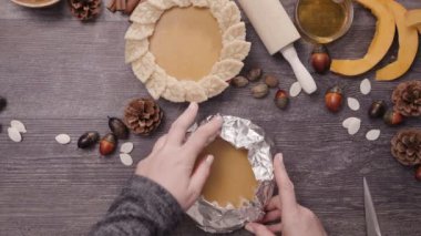 Adım adım. Pasta kabuk folyo ile kapsayan. Pişirme ev yapımı kabak pasta için şükran günü yemeği