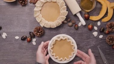 Adım adım. Pasta kabuk folyo ile kapsayan. Pişirme ev yapımı kabak pasta için şükran günü yemeği