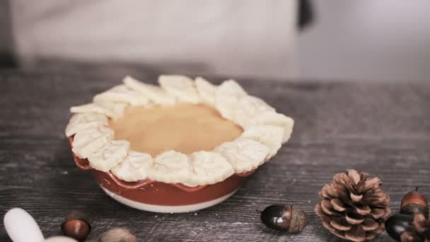 Zeitraffer Schritt Für Schritt Tortenkruste Mit Folie Abdecken Selbstgebackener Kürbiskuchen — Stockvideo