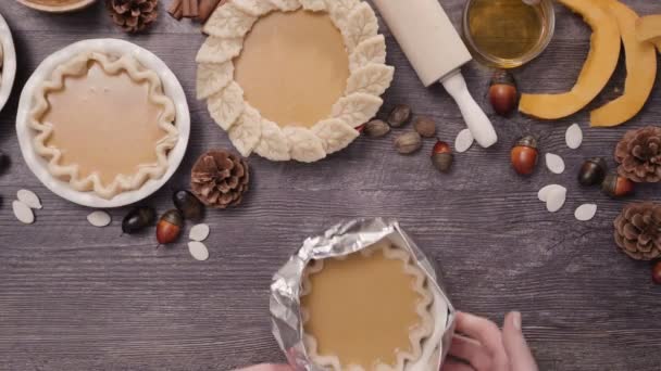 Desfasamento Temporal Passo Passo Cobrindo Crosta Torta Com Papel Alumínio — Vídeo de Stock