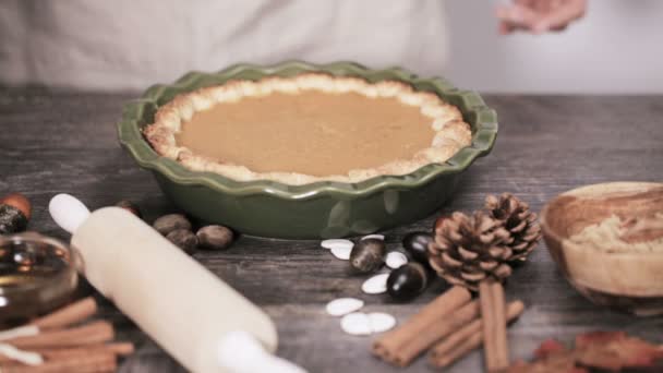 一歩一歩 感謝祭のディナーのためカボチャのパイを焼くホームメイド — ストック動画