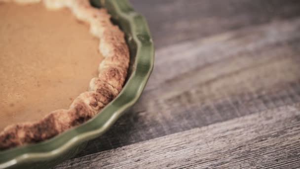 一歩一歩 感謝祭のディナーのためカボチャのパイを焼くホームメイド — ストック動画