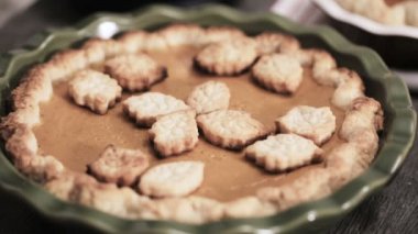Adım adım. Fırında yaprakları ile kabak pasta dekorasyon. Pişirme ev yapımı kabak pasta için şükran günü yemeği