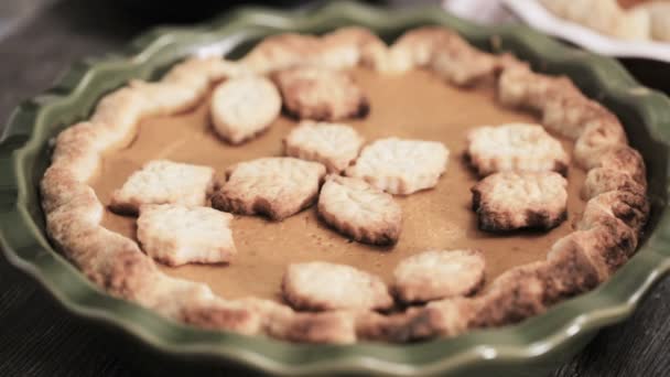 一歩一歩 カボチャのパイ焼きの葉を飾る 感謝祭のディナーのためカボチャのパイを焼くホームメイド — ストック動画