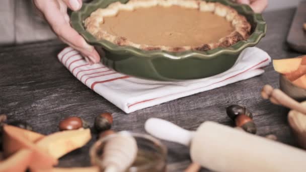 一歩一歩 カボチャのパイ焼きの葉を飾る 感謝祭のディナーのためカボチャのパイを焼くホームメイド — ストック動画