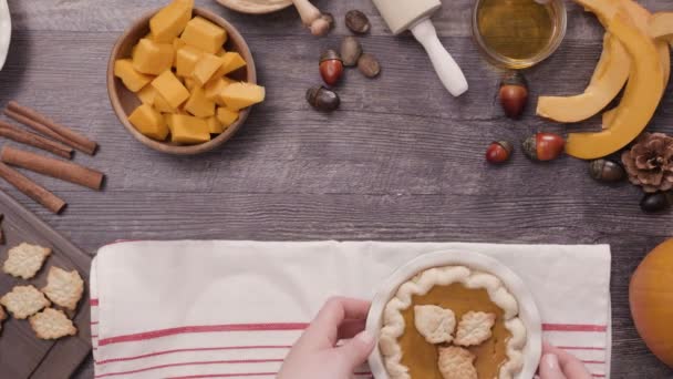 Schritt Für Schritt Kürbiskuchen Mit Gebackenen Blättern Verzieren Selbstgebackener Kürbiskuchen — Stockvideo