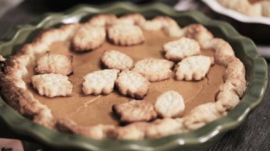 Adım adım. Taze pişmiş kabak pasta dilimleme