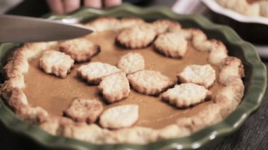 Zaman atlamalı. Adım adım. Taze pişmiş kabak pasta dilimleme