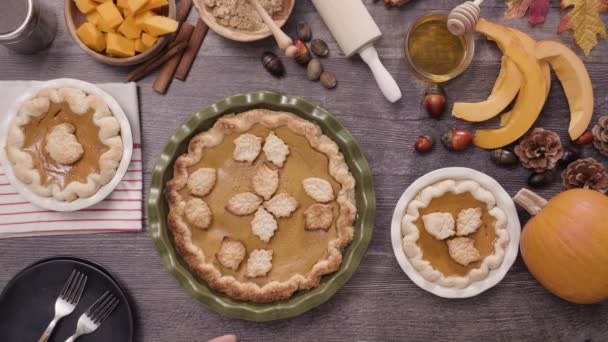 Stap Voor Stap Bakken Huisgemaakt Pompoen Taart Voor Thanksgiving Diner — Stockvideo