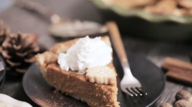 Adım adım. Dilim taze pişmiş kabak pasta yemek