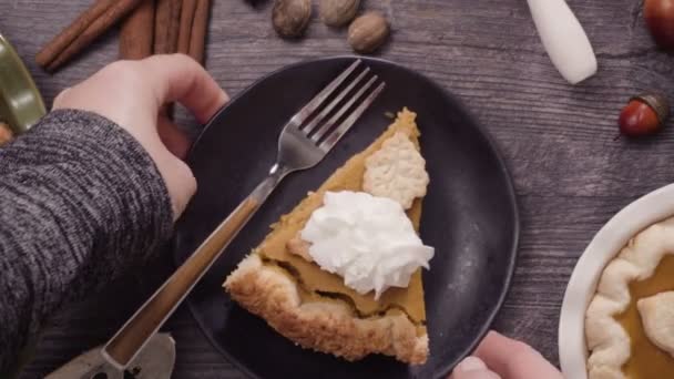 Krok Kroku Jedzenie Kromka Świeżo Upieczone Ciasto Dyni — Wideo stockowe