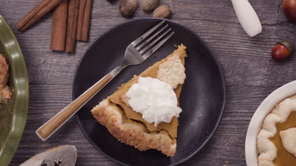 Paso Paso Comer Rebanada Pastel Calabaza Recién Horneado — Vídeo de stock