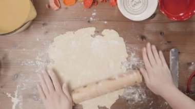 Adım adım. Pişirme tatil sezonu. Noel için şekerli Kurabiye Pişirme