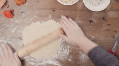 Adım adım. Pişirme tatil sezonu. Noel için şekerli Kurabiye Pişirme