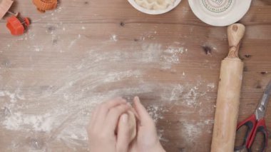 Adım adım. Pişirme tatil sezonu. Noel için şekerli Kurabiye Pişirme