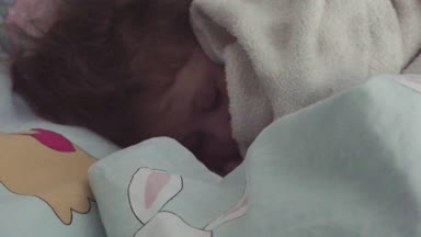 Küçük kız onu gün uykusundan uyanma