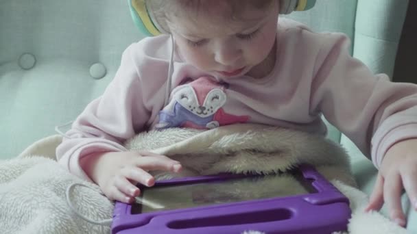 Menina Lendo Livro Seu Tablet — Vídeo de Stock