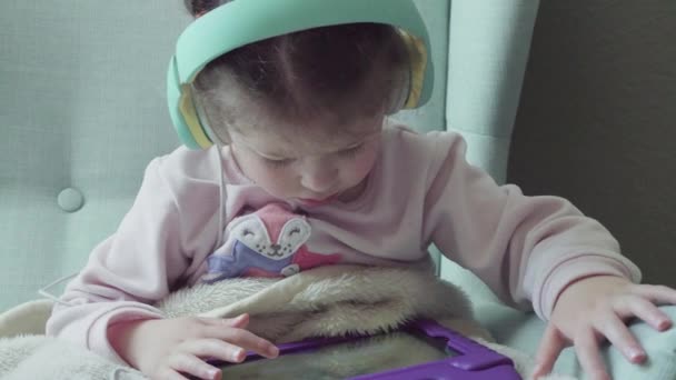 Menina Lendo Livro Seu Tablet — Vídeo de Stock