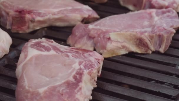 Cocinar chuletas de cerdo — Vídeos de Stock