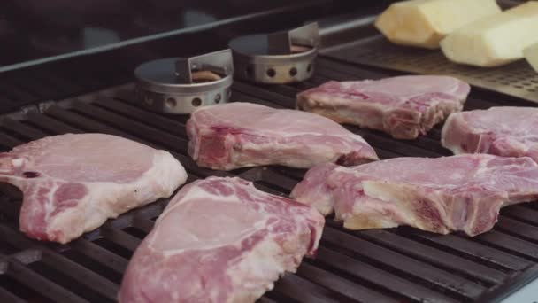 Отбивные из свинины — стоковое видео