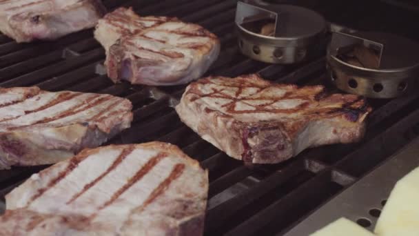 Cocinar chuletas de cerdo — Vídeos de Stock