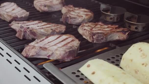 Cocinar chuletas de cerdo — Vídeos de Stock