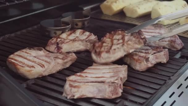 Cocinar chuletas de cerdo — Vídeos de Stock