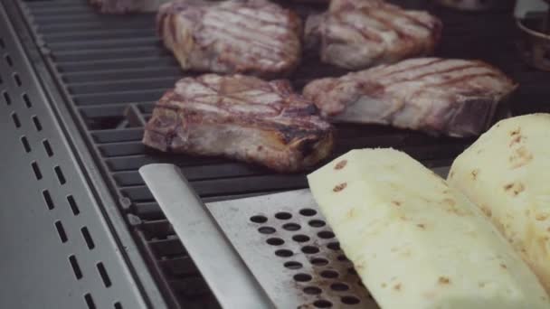 Cocinar chuletas de cerdo — Vídeo de stock