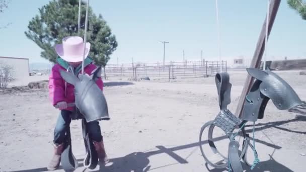 Liten Flicka Som Leker Lekplatsen Vid Den Urban Gården — Stockvideo