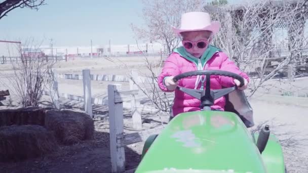 Niña Jugando Parque Infantil Granja Urbana — Vídeo de stock