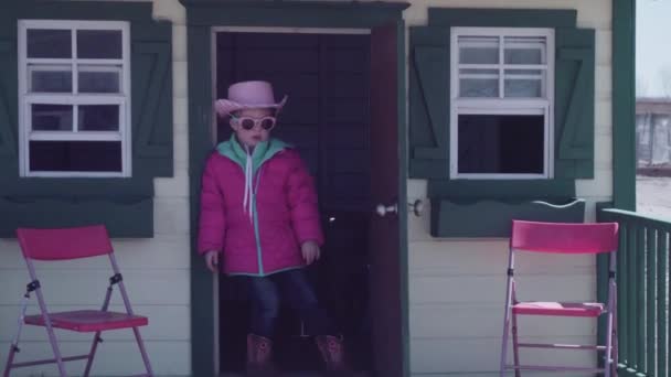 Kleines Mädchen Spielt Auf Spielplatz Städtischen Bauernhof — Stockvideo