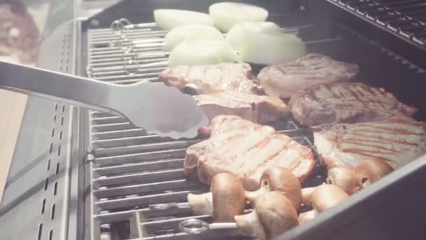 Gelbe Zwiebeln Spieß Zum Grillen — Stockvideo