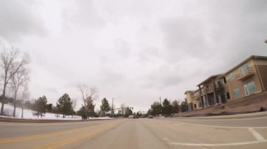 Denver, Colorado, ABD-28 Mart, 2018-Pov-sürüş kırsal banliyöde döşeli yollar