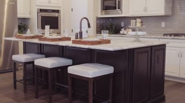 lüks evde modern bir mutfak