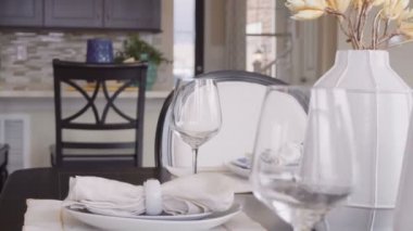 lüks evde modern yemek odası