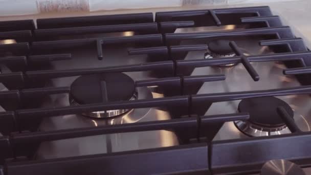 豪華な家の住宅のキッチンでガスコンロのクローズ アップ — ストック動画