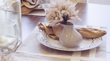 lüks evde modern yemek odası