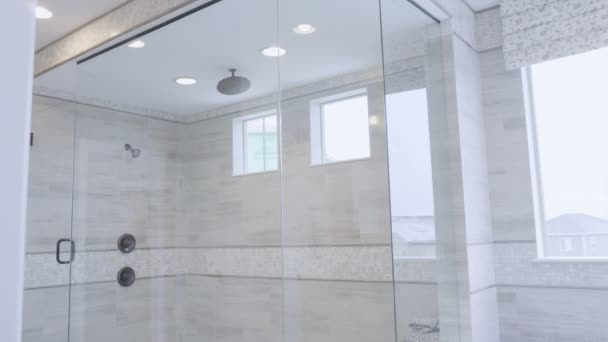 Salle Bain Moderne Maître Dans Maison Luxe — Video