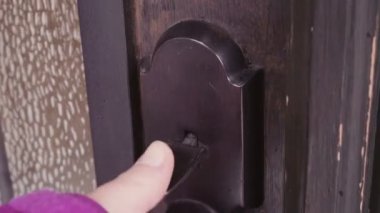 Lüks konut binasının giriş kapısını kapat