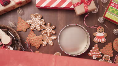 Geleneksel ev yapımı gingerbread çerezleri yiyecek hediye olarak ambalaj