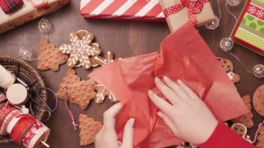Geleneksel ev yapımı gingerbread çerezleri yiyecek hediye olarak ambalaj