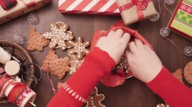 Geleneksel ev yapımı gingerbread çerezleri yiyecek hediye olarak ambalaj