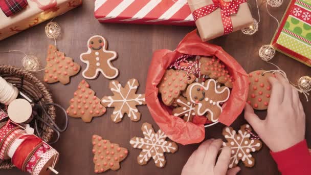 Geleneksel Yapımı Gingerbread Çerezleri Yiyecek Hediye Olarak Ambalaj — Stok video